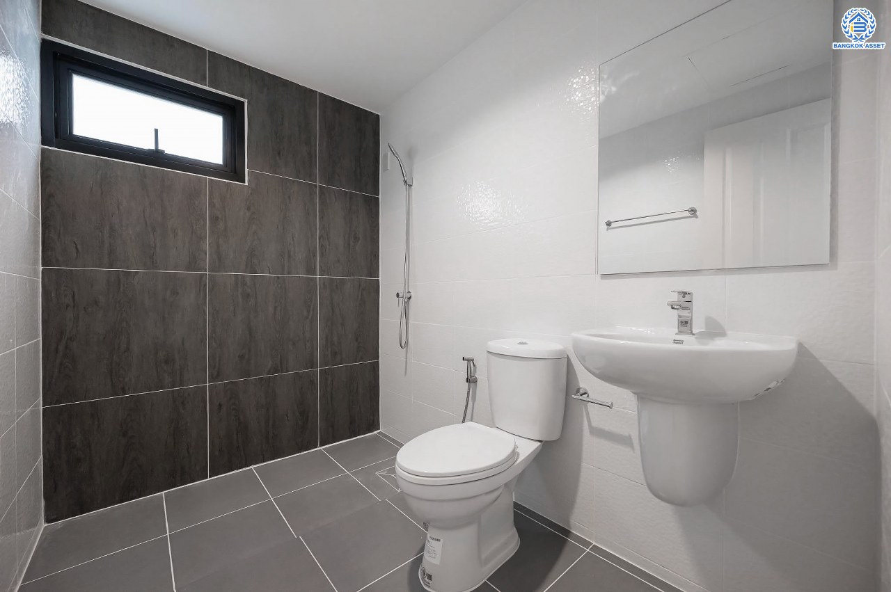 บ้านมือสองตกแต่งใหม่ โครงการ มณธานี บางแค บ้านเดี่ยว 3 ชั้น ดีไซน์หรูหรา เนื้อที่กว้าง 55.3 ตร.ว. พื้นที่ใช้สอย 240 ตร.ม. ฟังก์ชัน 5 ห้องนอน 4 ห้องน้ำ 2 ที่จอดรถ ฟังก์ชันครบตอบทุกไลฟ์สไตล์ บนทำเลศักยภาพ เชื่อมต่อถนนกาญจนาภิเษก ใกล้เดอะมอลล์บางแค ใกล้รถไฟฟ้าสายสีน้ำเงิน "สถานีหลักสอง" และจุดขึ้นทางด่วน "กาญจนาภิเษก"...